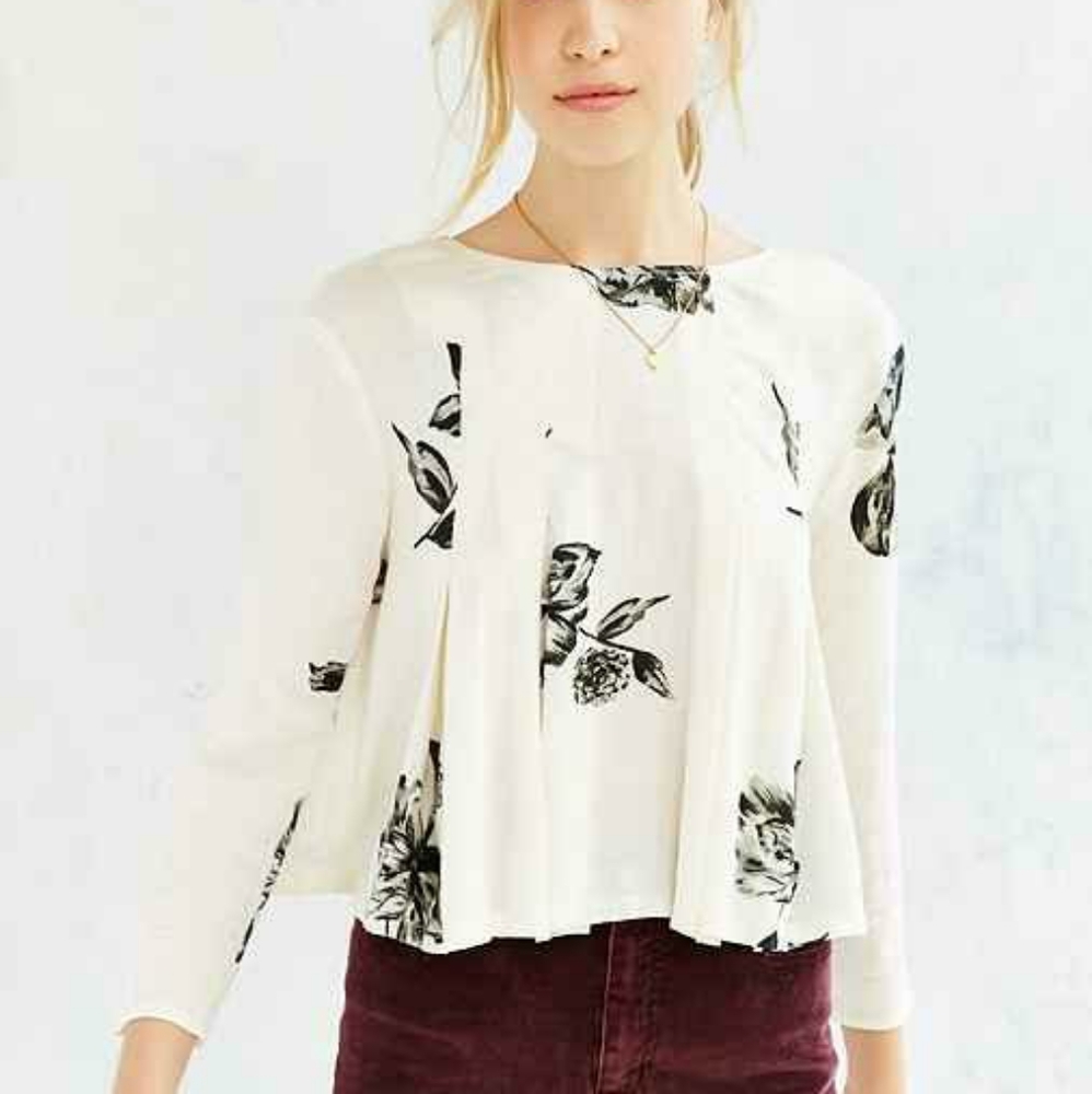 🌞 Urban Outfitters | White Floral Cropped Ruffle Top